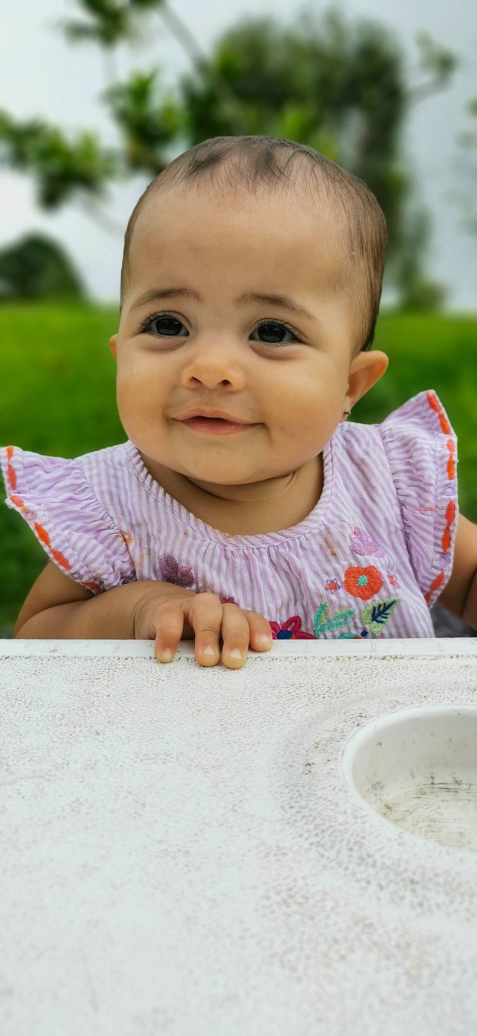 Aïna a rejoint le concours — aidez-le/la à gagner de superbes lots ! baby_toddler_clothing, cheek, chin, eye, face, facial_expression, finger, fun, gesture, grass, hairstyle, happy, head, joy, lip, nose, people_in_nature, person, product, skin