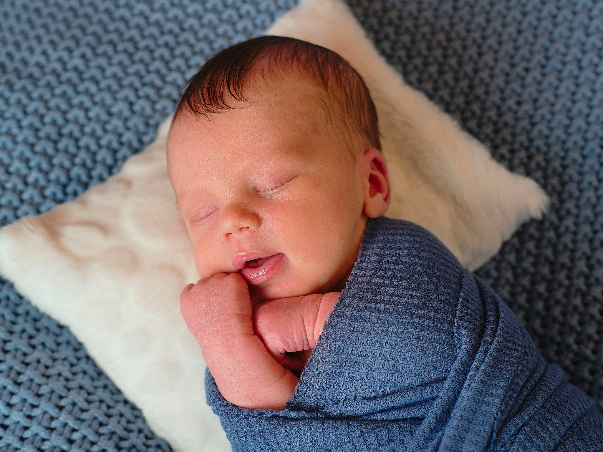 Giulian a rejoint le concours — aidez-le/la à gagner de superbes lots ! baby, baby_products, baby_sleeping, baby_toddler_clothing, cheek, child, comfort, ear, eyelash, headgear, iris, linens, lip, nail, nose, person, sitting, skin, sleeve, thumb