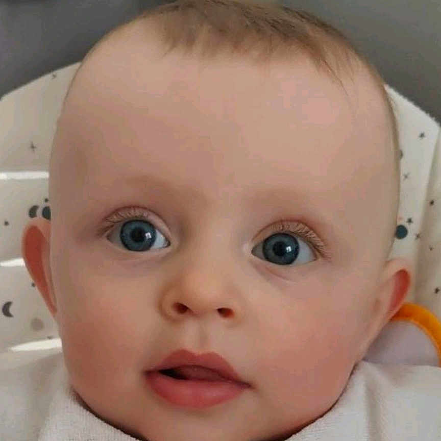 Helyo participe au concours pour gagner de l'argent avec cette photo : accessories, baby, bed, blanket, cradle, crib, cushion, earring, face, furniture, happy, head, homedecor, infantbed, jewelry, newborn, person, photography, portrait, smile