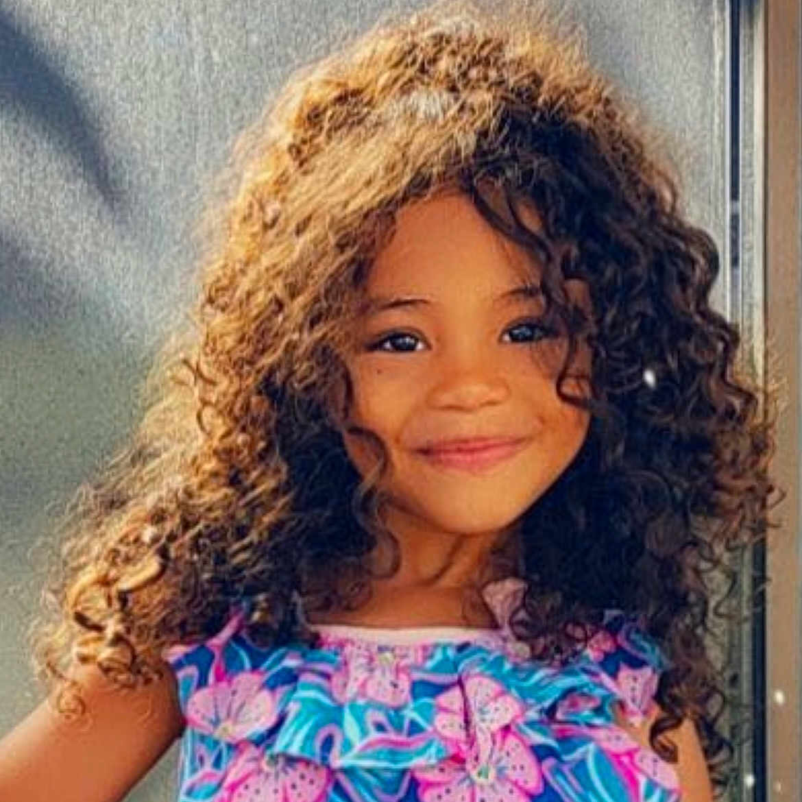 Athéna participe au concours pour gagner de l'argent avec cette photo : blonde, bodypart, brownhair, child, curlyhair, dimples, face, female, girl, hair, happy, head, person, photography, portrait, shoulder, smile