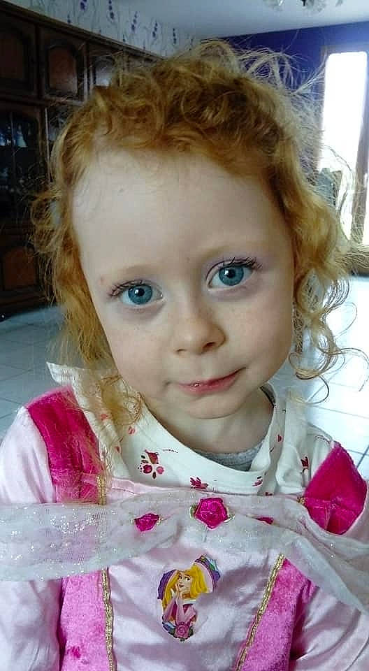 Camélia a rejoint le concours — aidez-le/la à gagner de superbes lots ! blond, brown_hair, cheek, child, child_model, chin, eye, eyebrow, face, forehead, hair, hair_coloring, hairstyle, head, iris, lip, nose, person, pink, skin