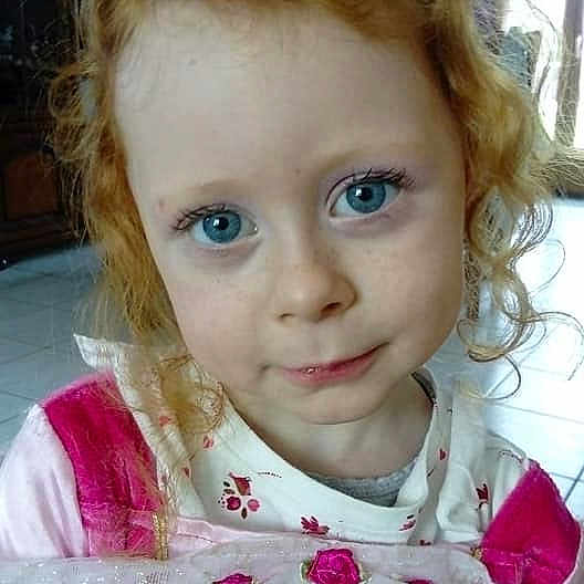 Camélia a rejoint le concours — aidez-le/la à gagner de superbes lots ! blond, brown_hair, cheek, child, child_model, chin, eye, eyebrow, face, forehead, hair, hair_coloring, hairstyle, head, iris, lip, nose, person, pink, skin