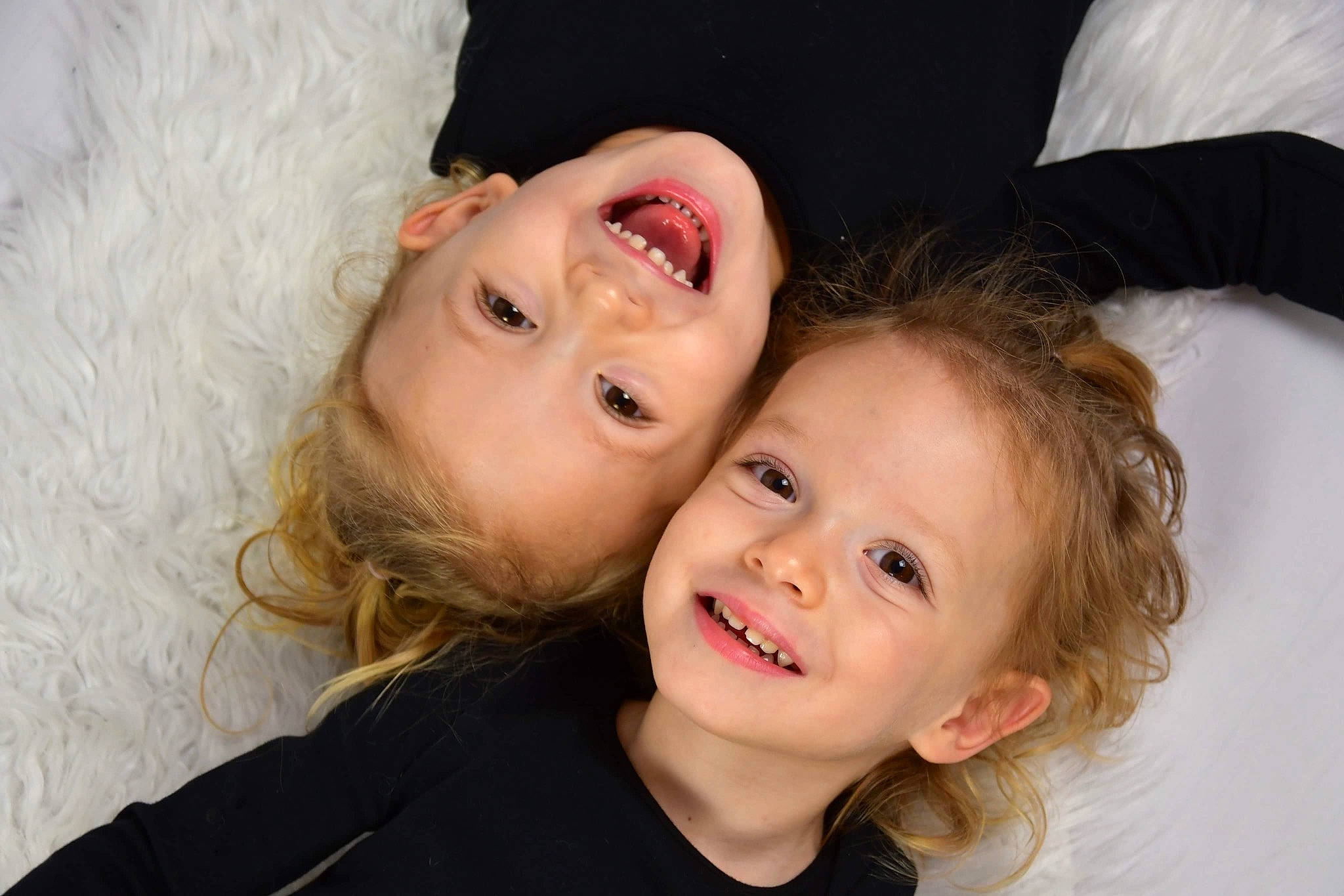 Cali Et Malou a rejoint le concours — aidez-le/la à gagner de superbes lots ! cheek, chin, eye, eyebrow, eyelash, face, flash_photography, gesture, happy, head, interaction, iris, joy, lip, mouth, neck, nose, person, skin, smile