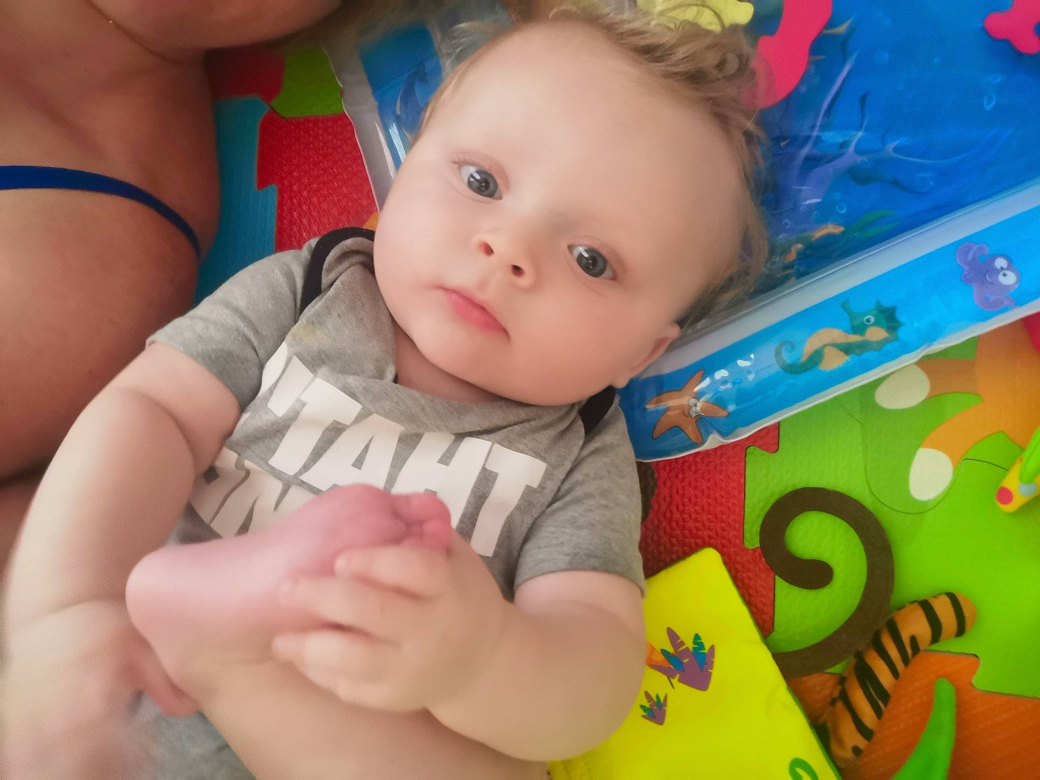 Gianni a rejoint le concours — aidez-le/la à gagner de superbes lots ! abdomen, baby, baby_products, baby_toddler_clothing, blue, cheek, chest, child, comfort, finger, fun, happy, human_leg, person, play, sitting, skin, stomach, thigh, thumb