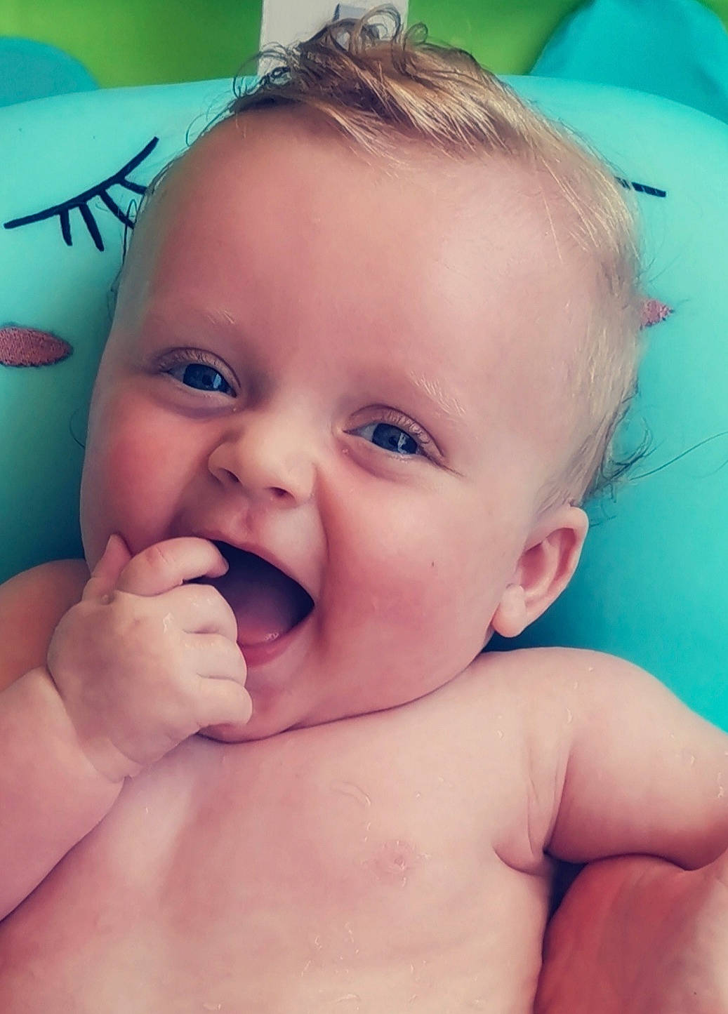 Gianni a rejoint le concours — aidez-le/la à gagner de superbes lots ! arm, blue, cheek, chin, eye, eyebrow, eyelash, face, forehead, green, hair, hairstyle, hand, head, lip, mouth, muscle, nose, person, skin