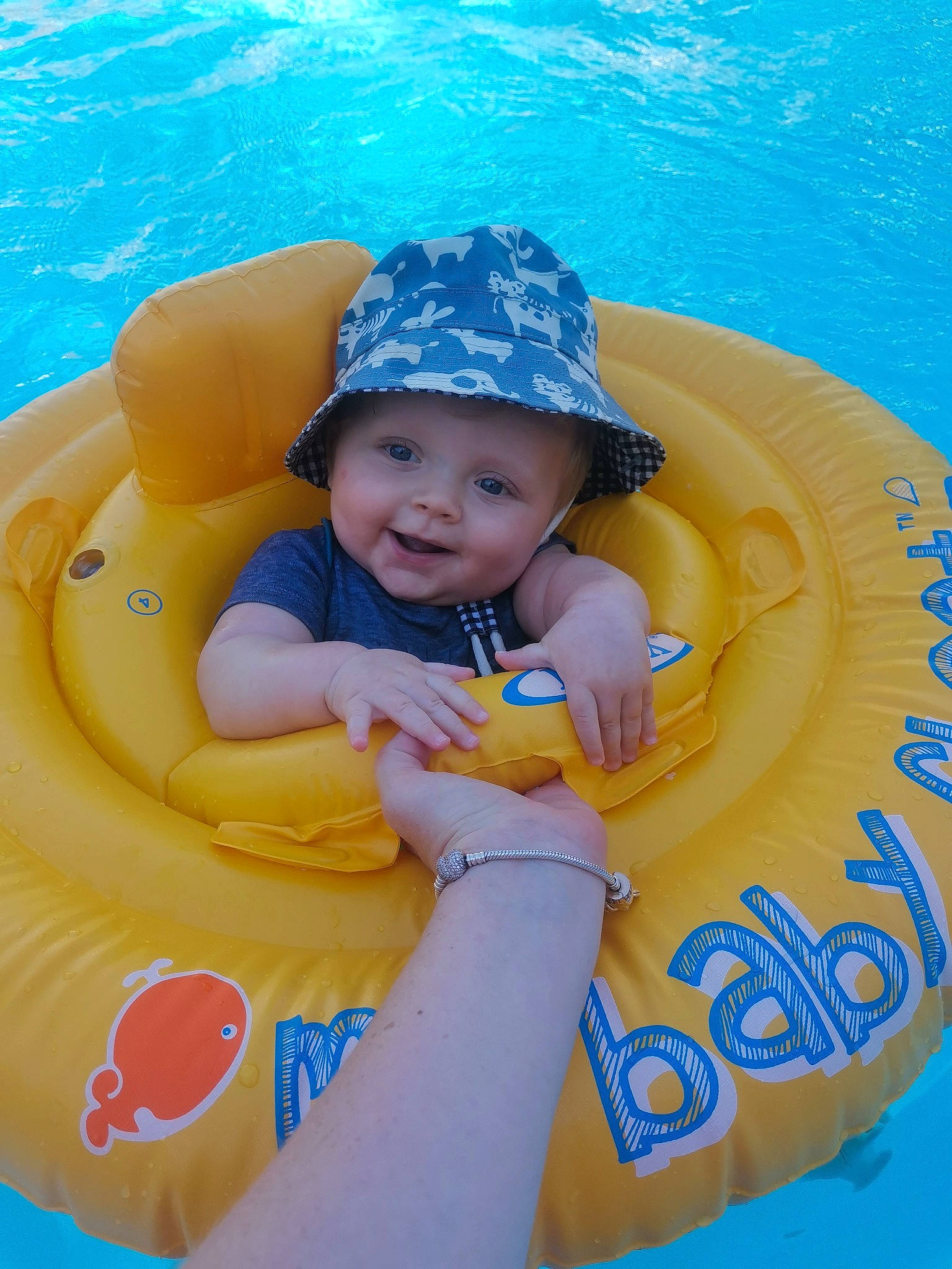 Gianni participe au concours pour gagner de l'argent avec cette photo : aqua, azure, baby, baby_toddler_clothing, baseball_cap, blue, cap, child, fun, happy, hat, headgear, headwear, leisure, person, product, recreation, smile, summer, sun_hat