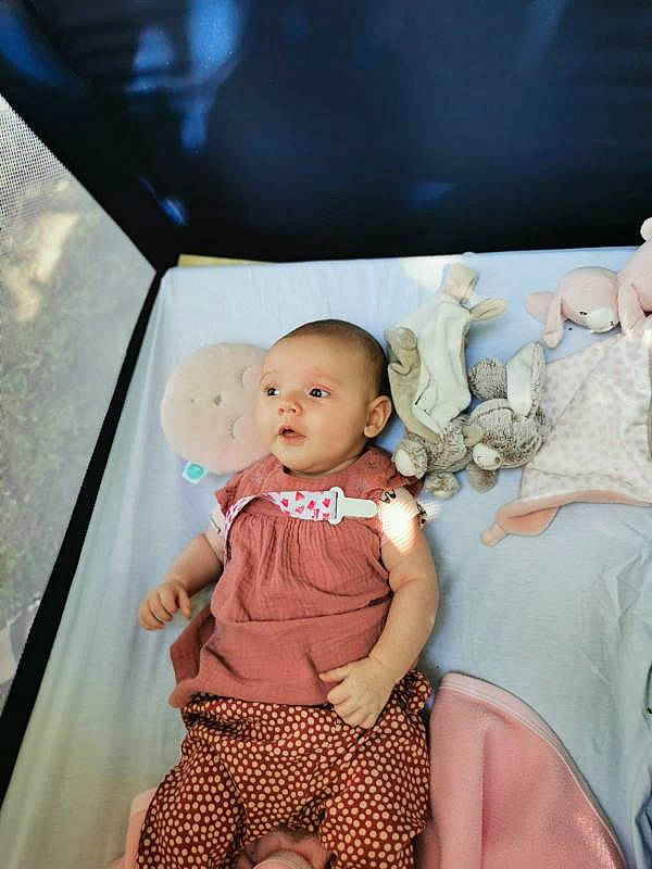 Kélia a rejoint le concours — aidez-le/la à gagner de superbes lots ! abdomen, baby, baby_toddler_clothing, chair, child, comfort, event, facial_expression, fashion, fashion_design, flash_photography, fun, happy, person, shorts, sitting, skin, t_shirt, thigh, toddler