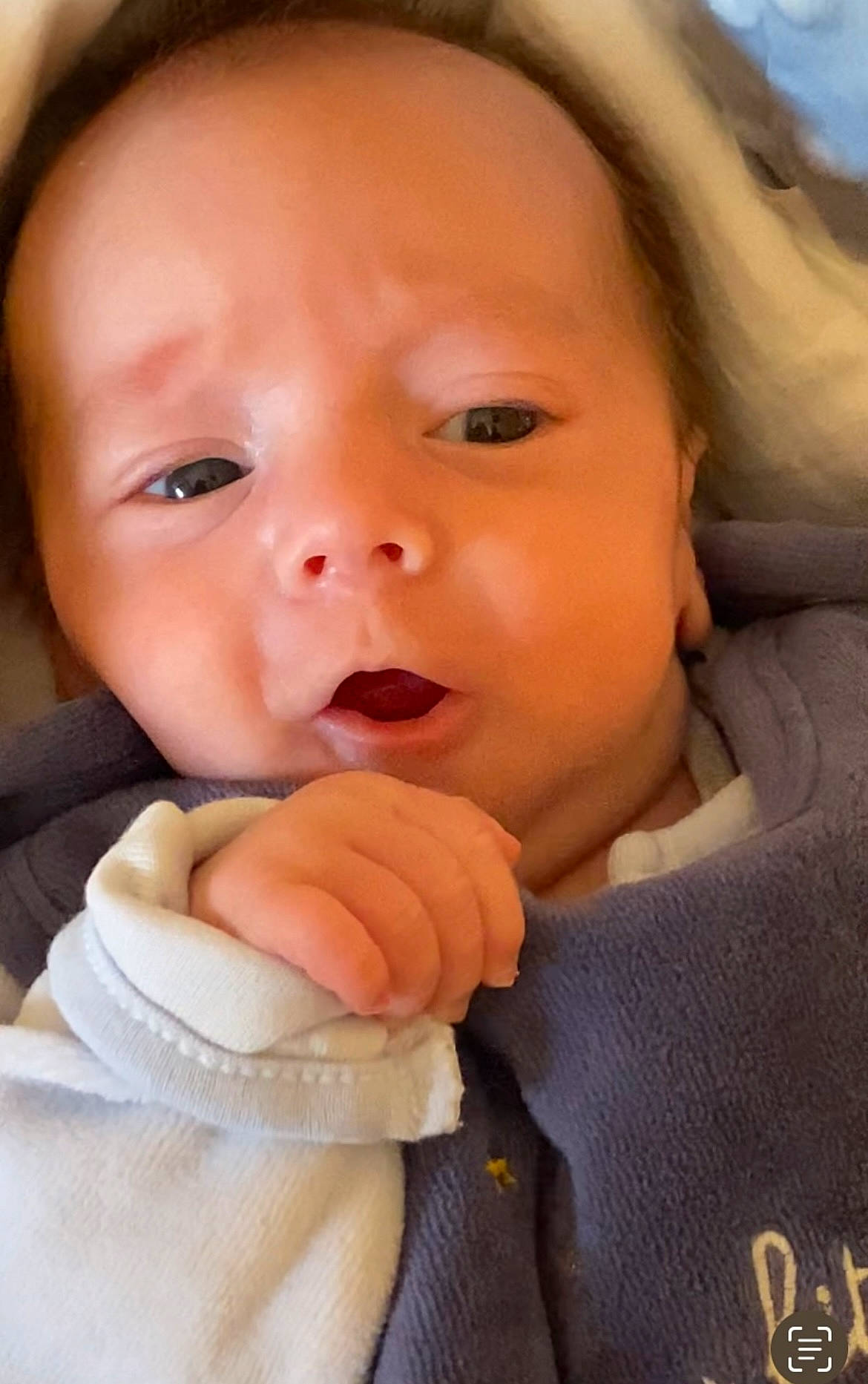 Sohann a rejoint le concours — aidez-le/la à gagner de superbes lots ! baby, baby_toddler_clothing, cheek, child, chin, close_up, comfort, eyelash, facial_expression, finger, gesture, happy, iris, lip, mouth, nail, nose, person, skin, thumb