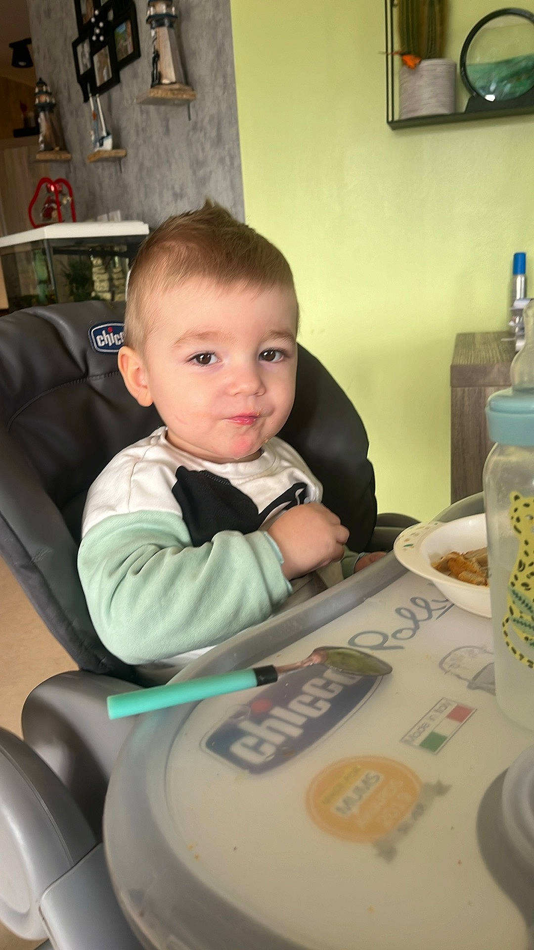 Sohann a rejoint le concours — aidez-le/la à gagner de superbes lots ! automotive_design, baby, cake, cake_decorating, chair, child, comfort_food, dessert, drinkware, fun, person, picture_frame, plate, room, sitting, sugar_paste, sweetness, table, toddler, watch