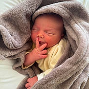 Andréa a rejoint le concours — aidez-le/la à gagner de superbes lots ! baby, bed, blanket, clothing, cozy, cute, face, fingers, hand, infant, newborn, peaceful, portrait, rest, skin, sleeping, soft, toddler, warm, wrapped