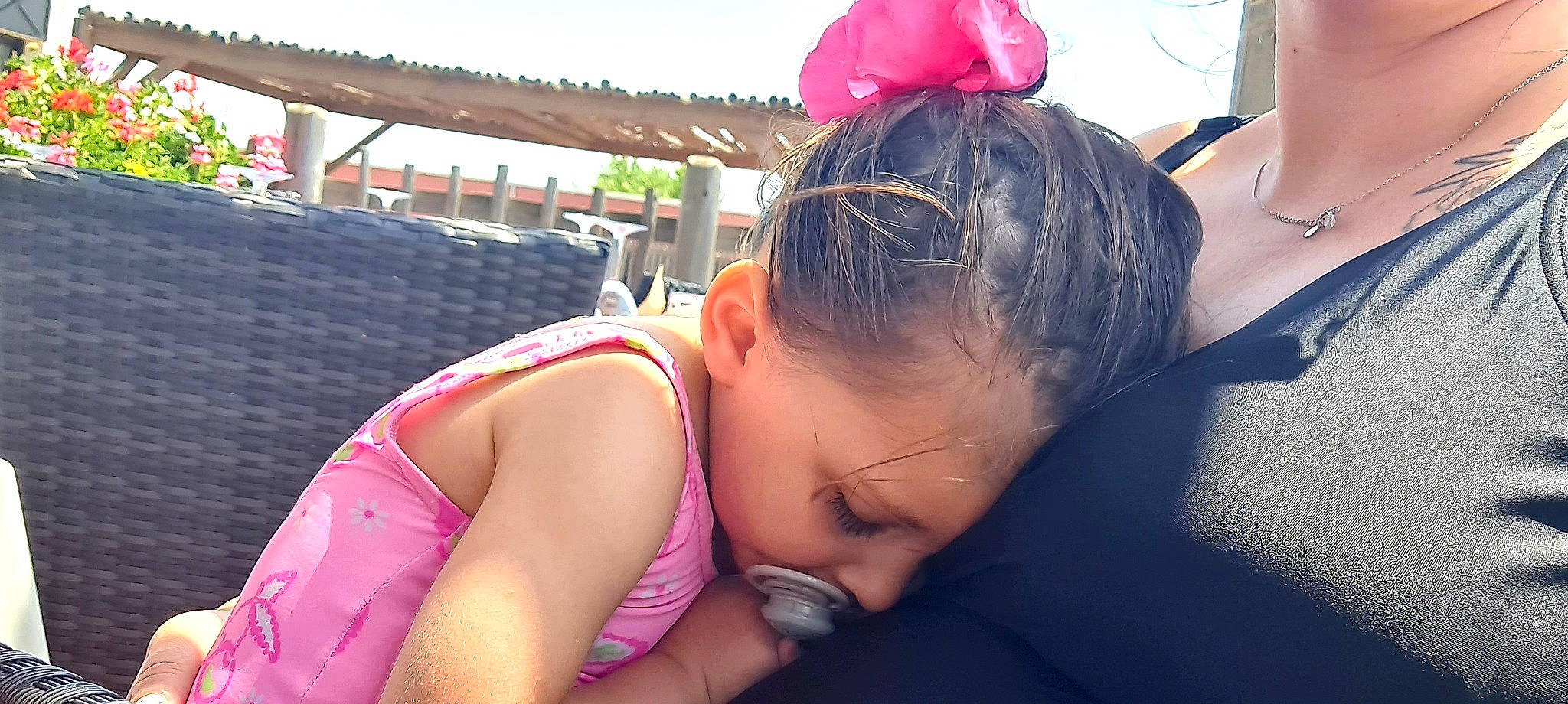 Joy a rejoint le concours — aidez-le/la à gagner de superbes lots ! baby, baby_toddler_clothing, black_hair, chest, child, ear, eyewear, fun, grass, happy, leisure, magenta, neck, person, pink, recreation, sitting, toddler, travel, tree