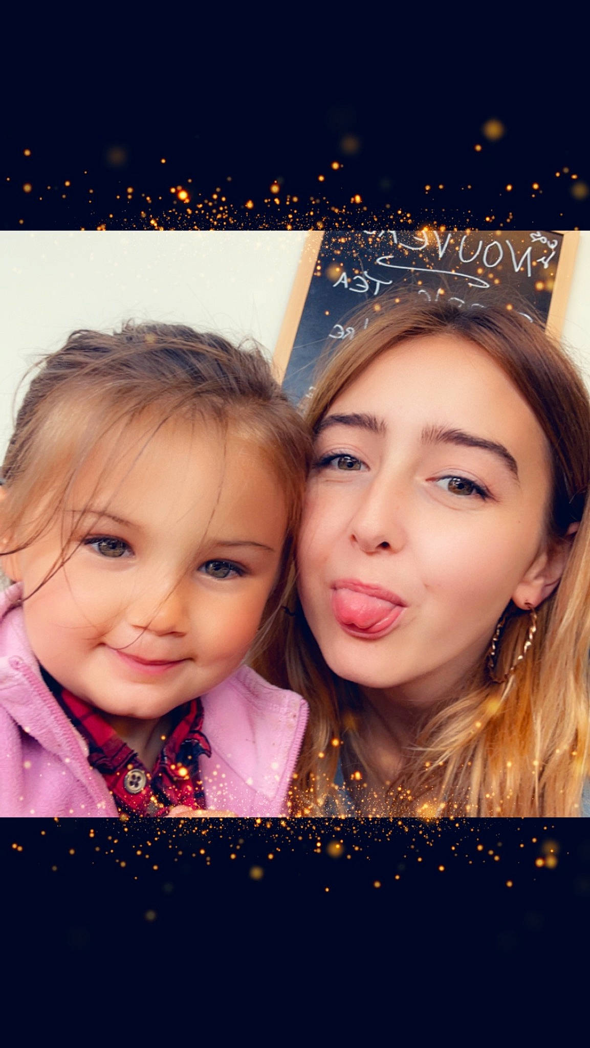 Emma participe au concours pour gagner de l'argent avec cette photo : cheek, child, event, facial_expression, flash_photography, fun, gesture, happy, iris, jewellery, joy, lip, magenta, organ, people_in_nature, person, photomontage, smile, snapshot, snow