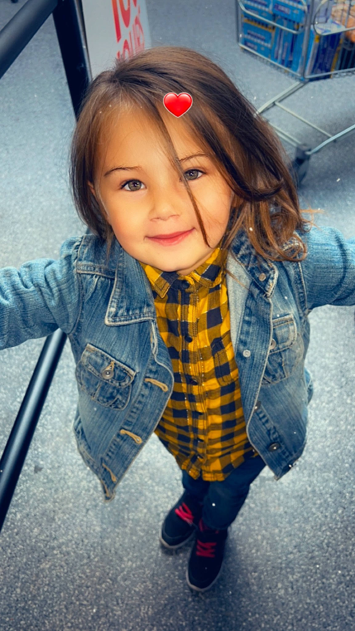 Emma participe au concours pour gagner de l'argent avec cette photo : bangs, black_hair, blond, brown_hair, child, cool, denim, electric_blue, flash_photography, fun, hair, happy, iris, joy, lip, pattern, person, plaid, sitting, skin