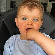 Adélio a rejoint le concours — aidez-le/la à gagner de superbes lots ! toddler, child, high_chair, light_blue_shirt, messy_hair, face, hand, indoor, curious_expression, blue_eyes, person, young_child, portrait, casual, home, furniture, skin, mouth, hair, seated