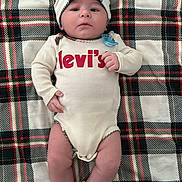 Eren a rejoint le concours — aidez-le/la à gagner de superbes lots ! baby, infant, plaid, blanket, clothing, hat, socks, pacifier, face, person, lying_down, indoors, cute, coordinated_outfit, pattern, red, white, black, levis, portrait