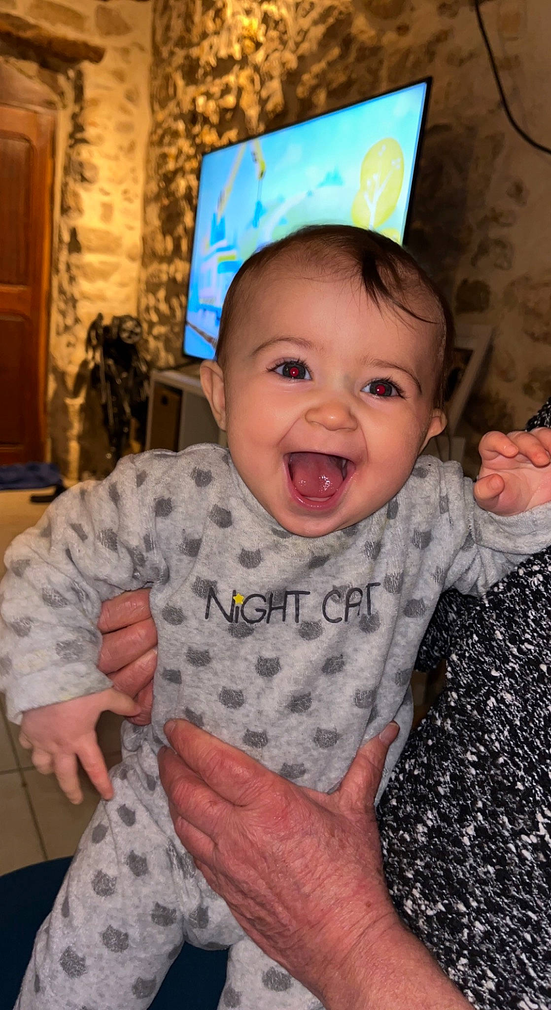 Elena a rejoint le concours — aidez-le/la à gagner de superbes lots ! baby, baby_laughing, baby_toddler_clothing, cheek, chin, eye, facial_expression, finger, gesture, happy, head, iris, mouth, nose, person, skin, sleeve, smile, standing, t_shirt