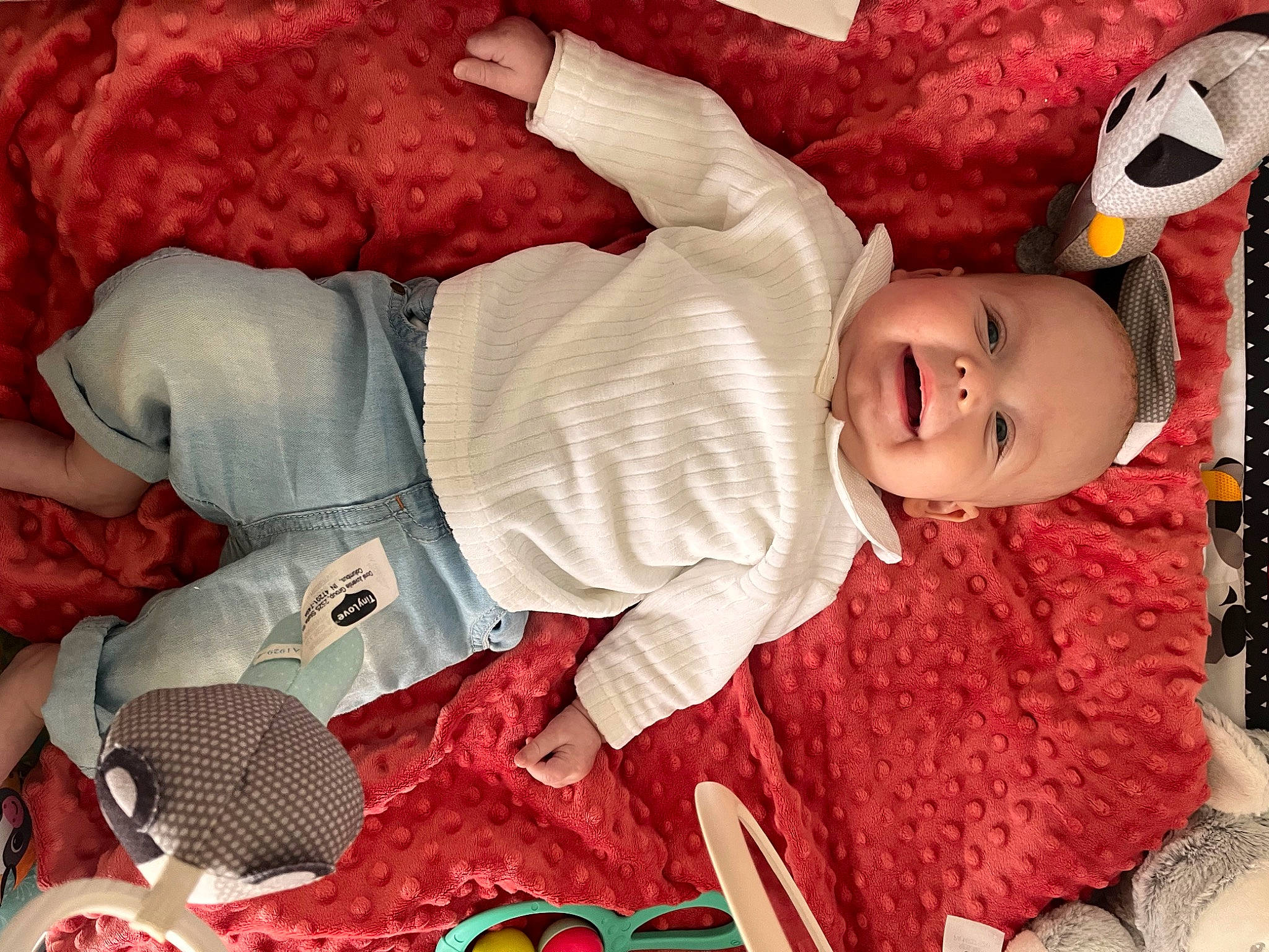 Ella a rejoint le concours — aidez-le/la à gagner de superbes lots ! baby, baby_products, baby_sleeping, baby_toddler_clothing, carmine, cheek, child, comfort, happy, head, linens, mouth, pattern, person, pink, product, red, sleeve, smile, textile