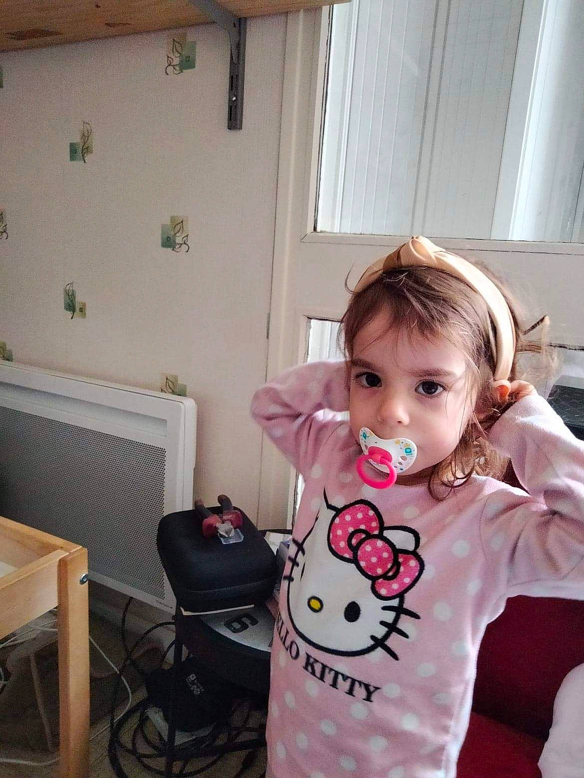 Yrina participe au concours pour gagner de l'argent avec cette photo : baby, baby_toddler_clothing, backpack, bag, child, curtain, eye, happy, luggage_and_bags, magenta, office_supplies, pajamas, pattern, person, picture_frame, room, sitting, sleeve, t_shirt, table