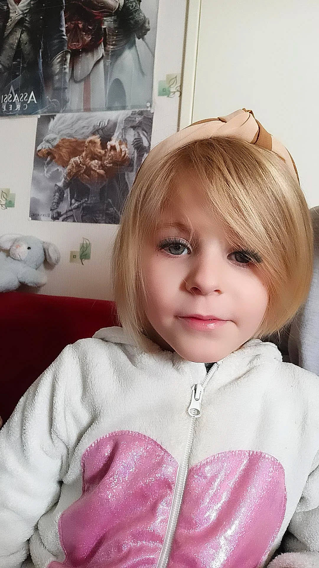 Yelena participe au concours pour gagner de l'argent avec cette photo : bangs, cheek, chin, eyebrow, eyelash, hairstyle, happy, hime_cut, iris, layered_hair, lip, mammal, organ, person, pink, skin, sleeve, toddler, vertebrate, white