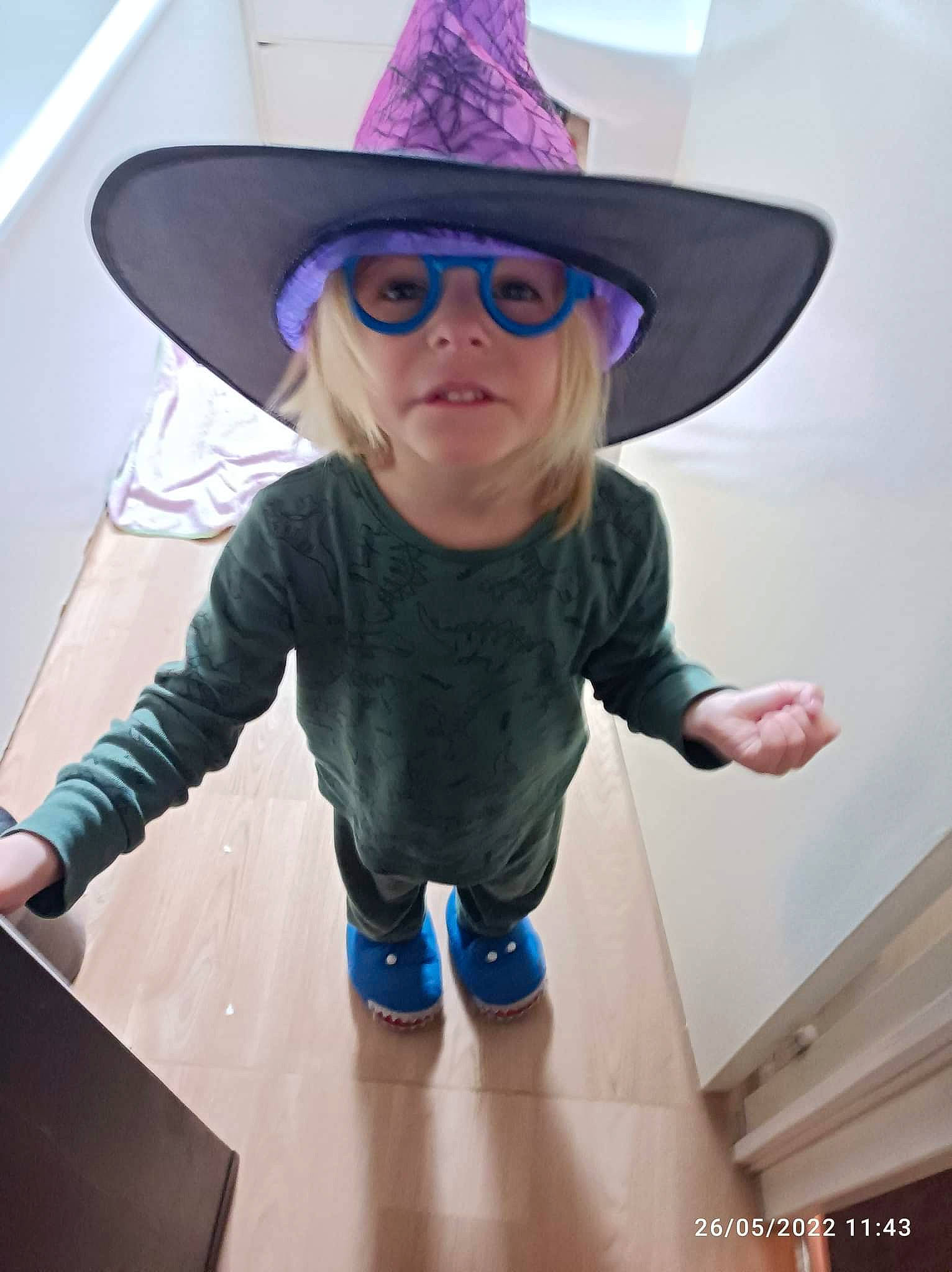 Yelena participe au concours pour gagner de l'argent avec cette photo : costume_hat, cowboy_hat, electric_blue, eyewear, face, fun, glasses, goggles, happy, hat, headgear, headwear, person, purple, sleeve, sombrero, sun_hat, sunglasses, toddler, toy