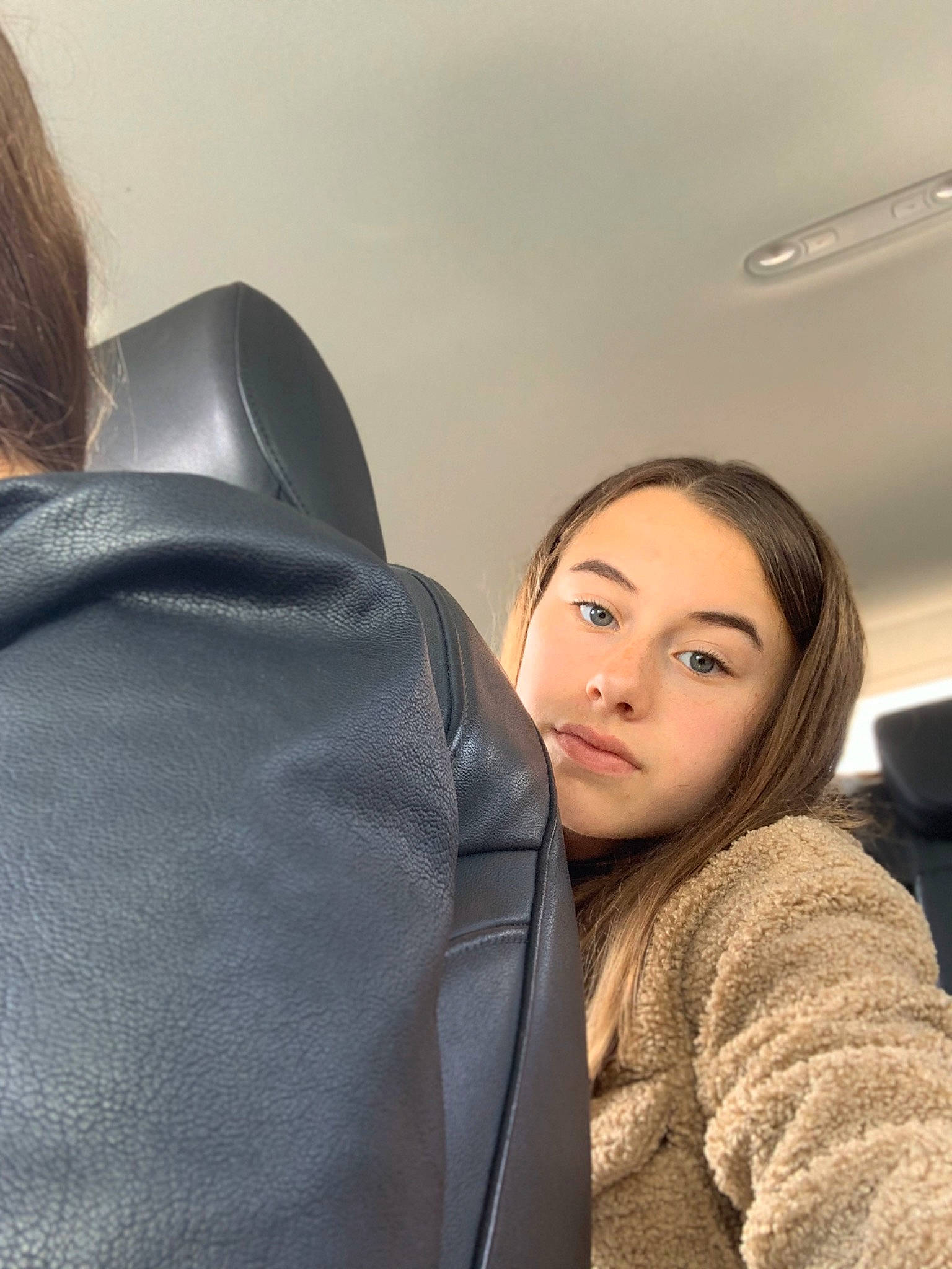 Karla participe au concours pour gagner de l'argent avec cette photo : black_hair, comfort, long_hair, neck, person, photography, selfie, sitting, smile, vacation