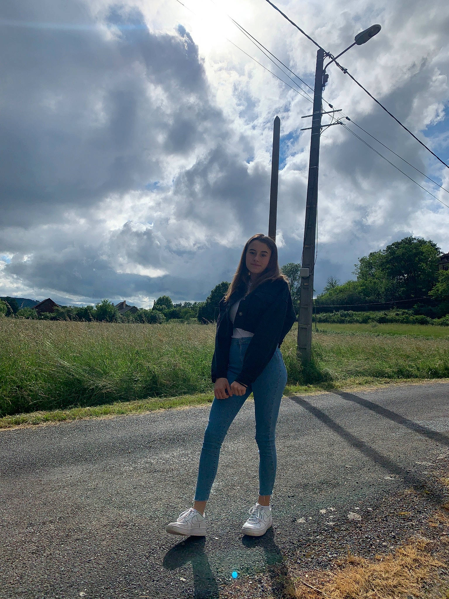 Karla participe au concours pour gagner de l'argent avec cette photo : asphalt, cloud, meteorological_phenomenon, mountain, overhead_power_line, person, photography, recreation, road, road_surface, shoe, sky, thoroughfare, tree, vacation, wind