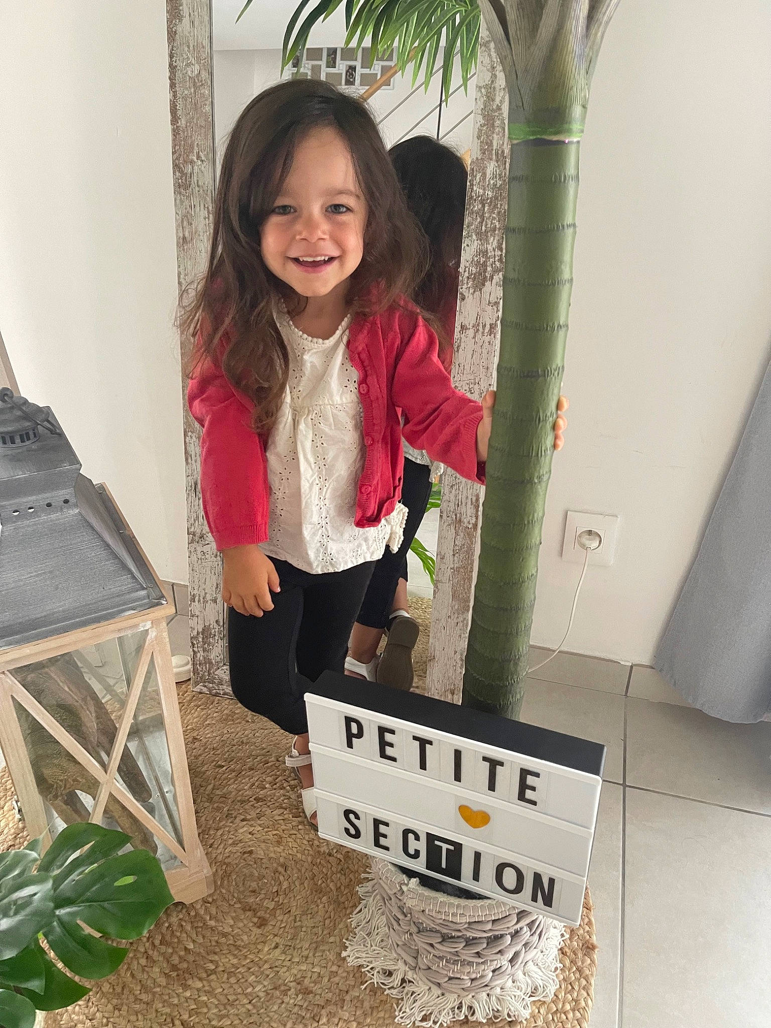 Cloe participe au concours pour gagner de l'argent avec cette photo : bag, box, cardboard, font, fun, hair, happy, head, joy, leisure, magenta, pattern, person, room, sitting, smile, street_fashion, toddler, tree, white