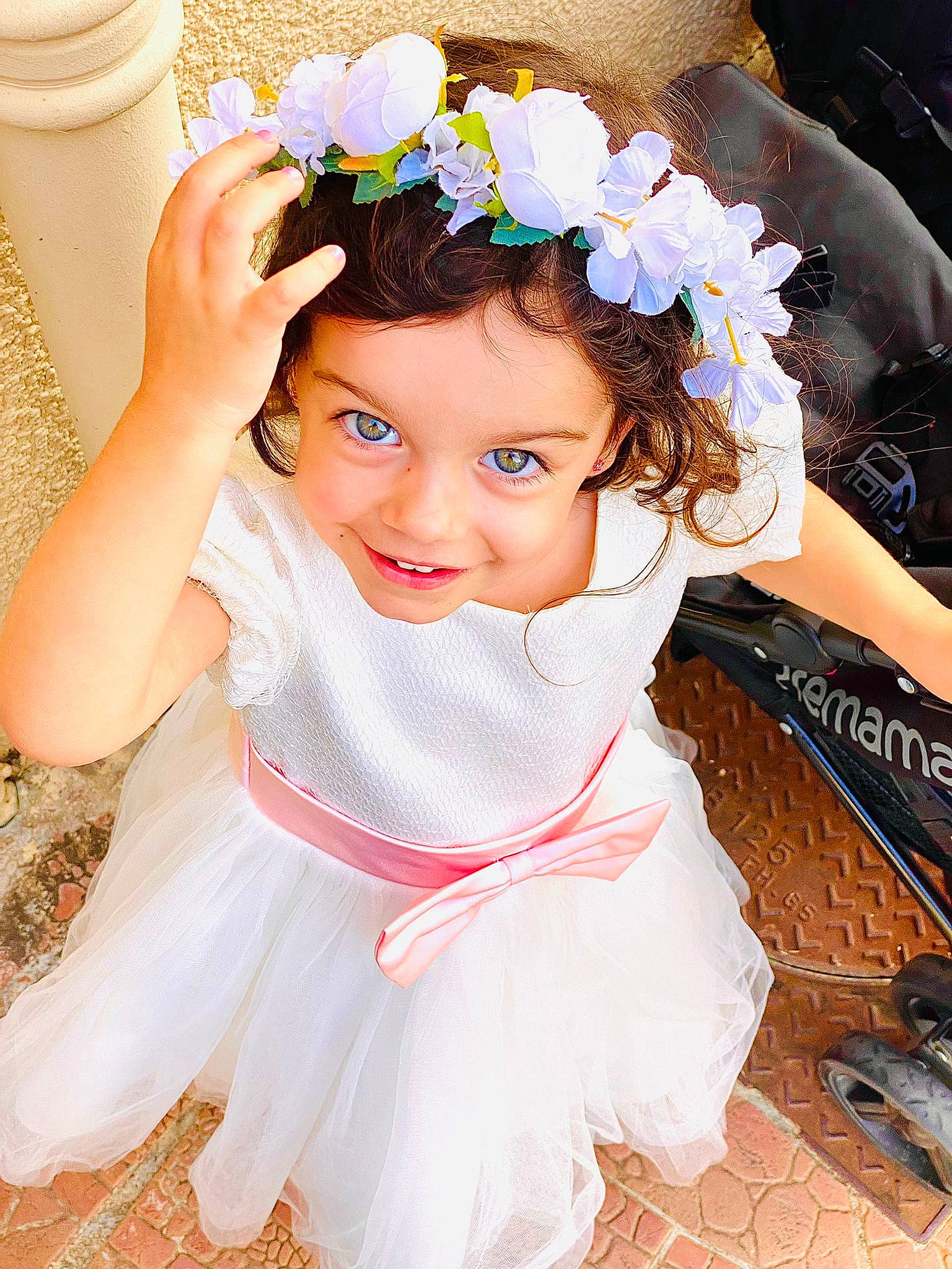 Cloe a rejoint le concours — aidez-le/la à gagner de superbes lots ! baby_toddler_clothing, beauty, bridal_accessory, child, dress, embellishment, event, flower, gown, hairstyle, happy, headband, headgear, headpiece, iris, jewellery, joy, person, petal, pink
