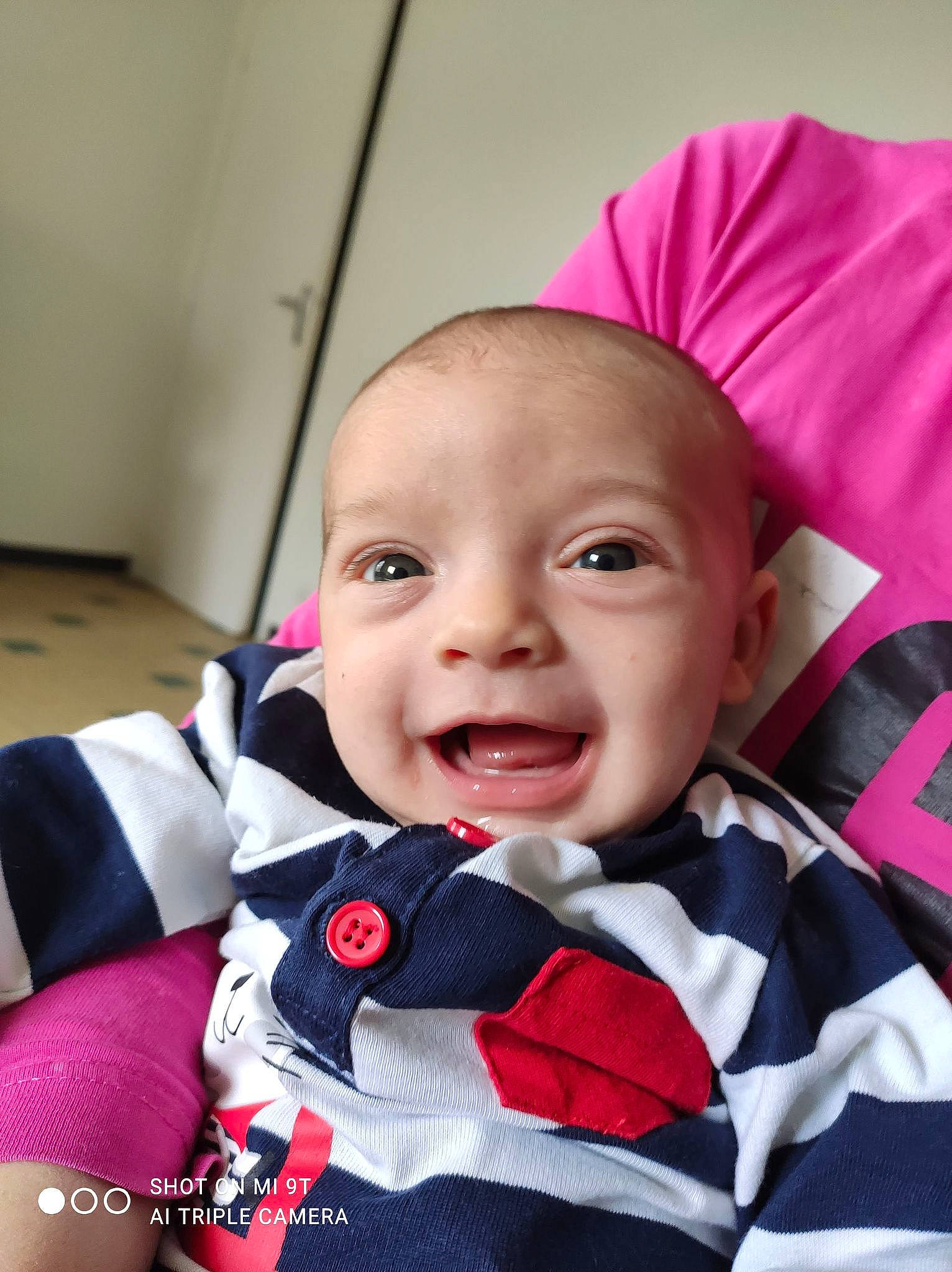 Paülo participe au concours pour gagner de l'argent avec cette photo : baby, baby_products, baby_toddler_clothing, carmine, cheek, child, chin, comfort, fun, happy, headgear, lip, magenta, nose, outerwear, person, pink, sleeve, smile, toddler