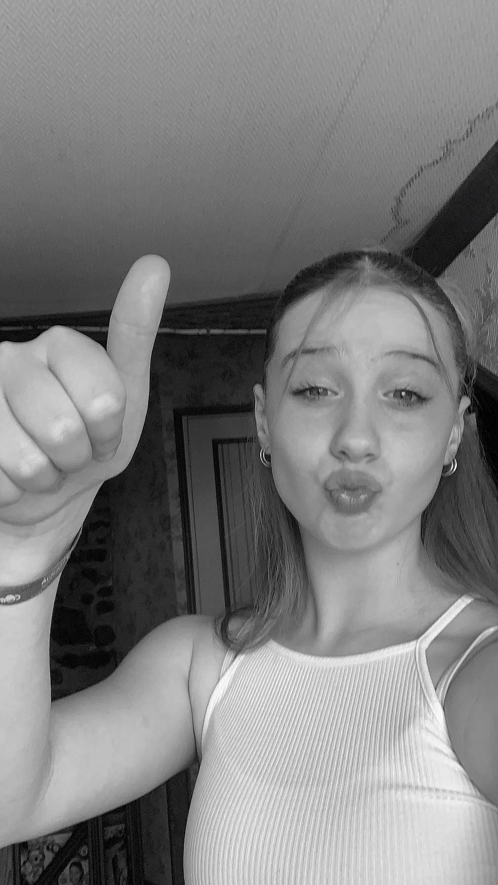 Noémie a rejoint le concours — aidez-le/la à gagner de superbes lots ! active_tank, arm, black, black_and_white, cool, eyelash, finger, flash_photography, gesture, happy, joint, lip, neck, organ, person, shoulder, smile, standing, style, thumb