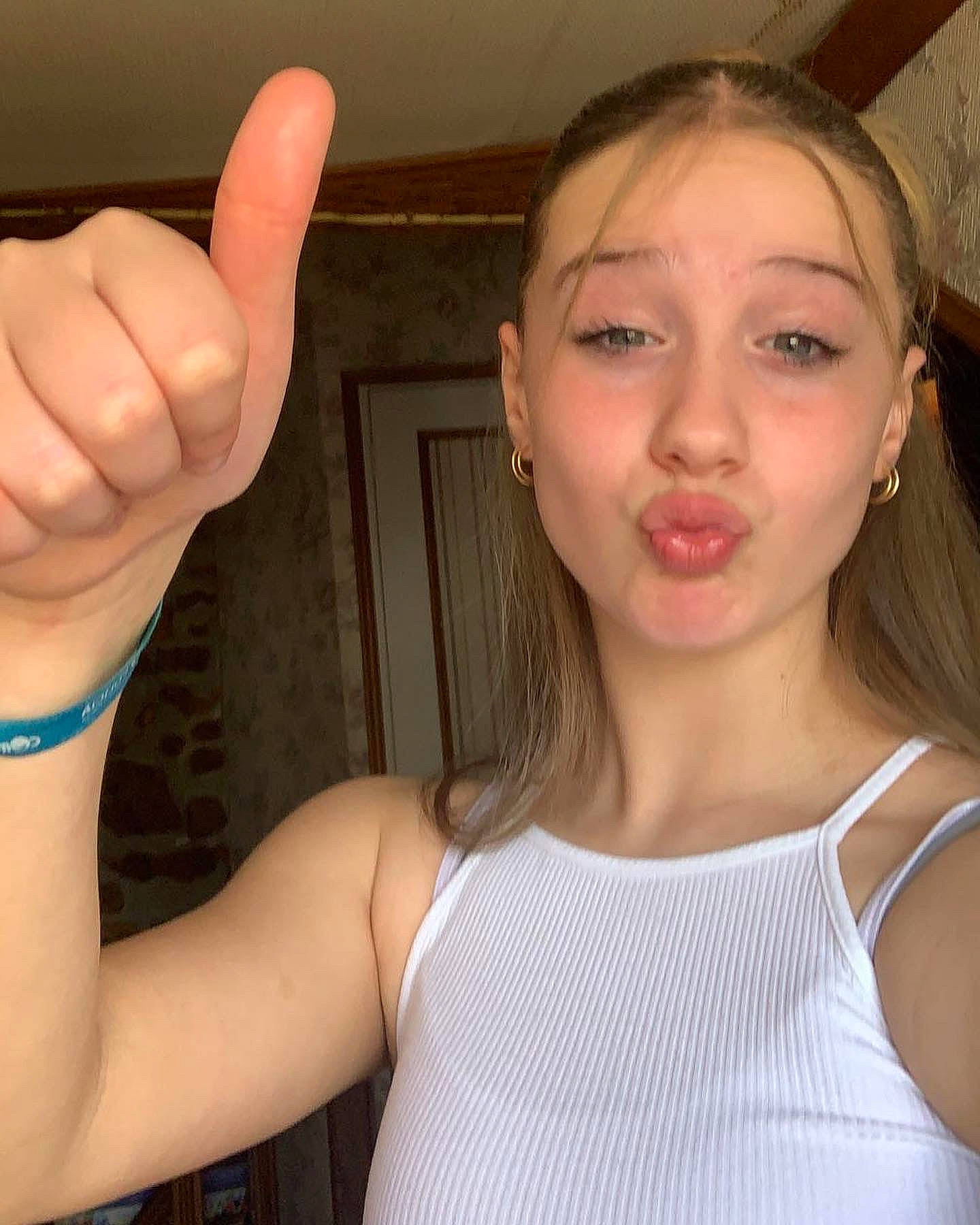 Noémie participe au concours pour gagner de l'argent avec cette photo : active_tank, camisoles, chest, chin, ear, eyebrow, eyelash, finger, gesture, jaw, joint, neck, organ, person, shoulder, skin, sleeve, sleeveless_shirt, thumb, waist