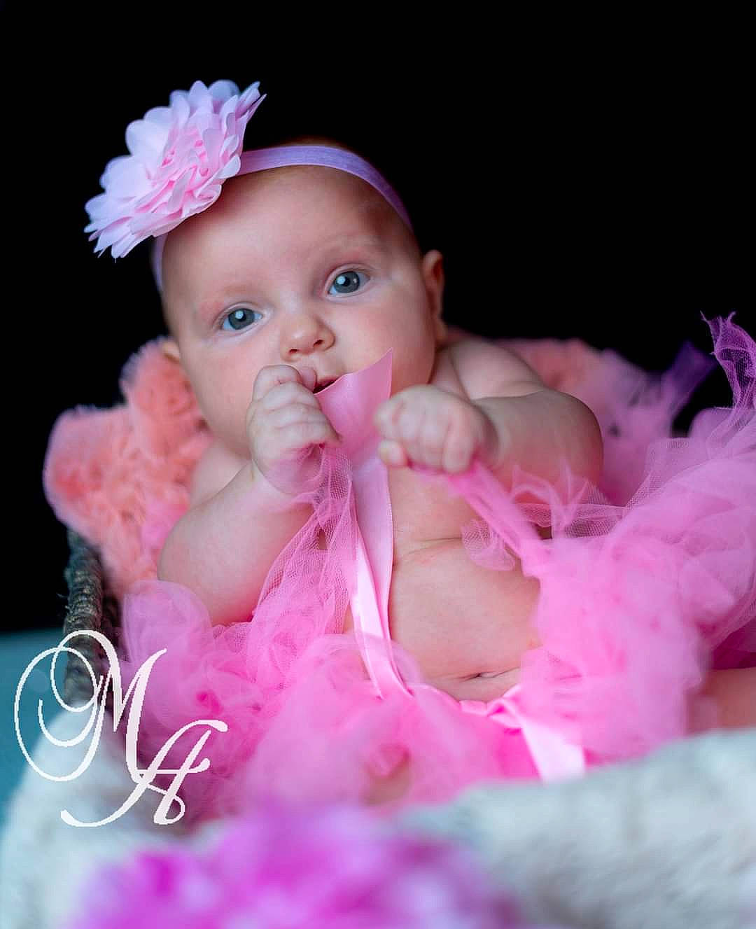 Louana a rejoint le concours — aidez-le/la à gagner de superbes lots ! baby, baby_toddler_clothing, cheek, child, child_model, costume, eye, face, fashion_accessory, hair_accessory, head, headgear, lip, person, photograph, photography, pink, portrait_photography, product, skin