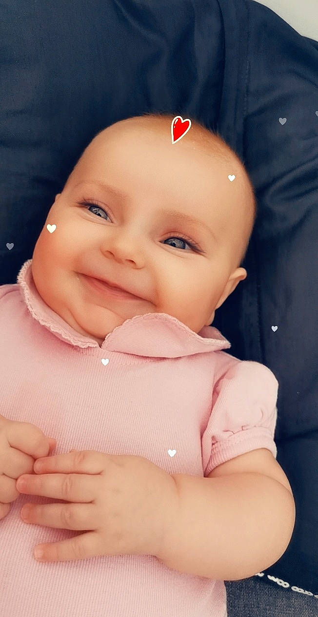 Louana a rejoint le concours — aidez-le/la à gagner de superbes lots ! baby, baby_making_funny_faces, beauty, cheek, child, chin, eye, face, facial_expression, forehead, hand, head, joy, lip, mouth, nose, person, pink, product, skin