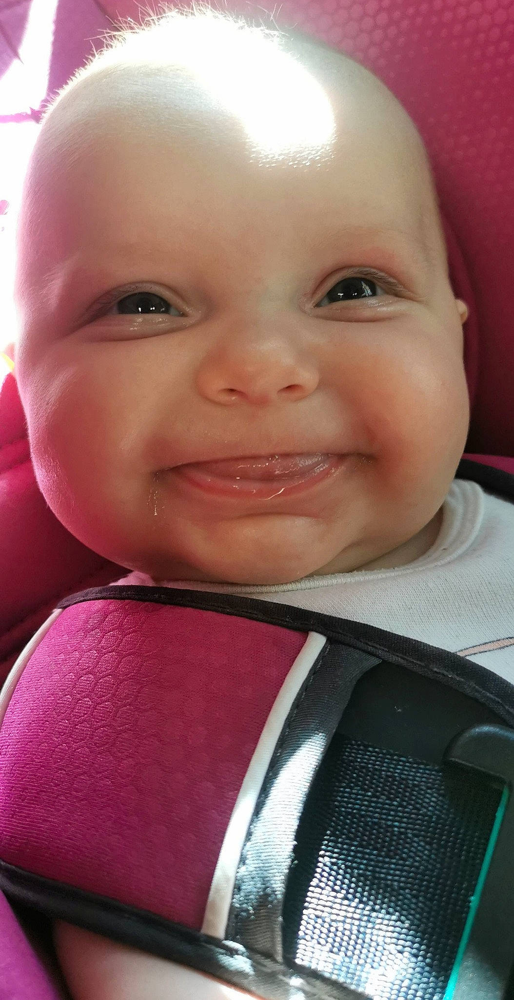 Louana participe au concours pour gagner de l'argent avec cette photo : baby, cheek, child, chin, close_up, ear, eye, eyebrow, face, facial_expression, forehead, head, joy, lip, mouth, nose, person, pink, skin, smile