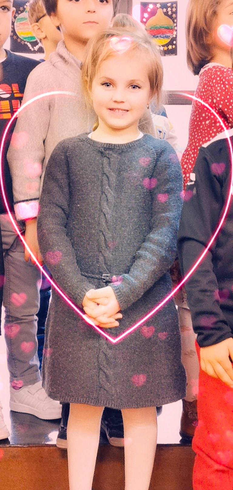 Léna participe au concours pour gagner de l'argent avec cette photo : arm, child, child_model, clothing, headwear, hula_hoop, joy, outerwear, person, sleeve, toddler