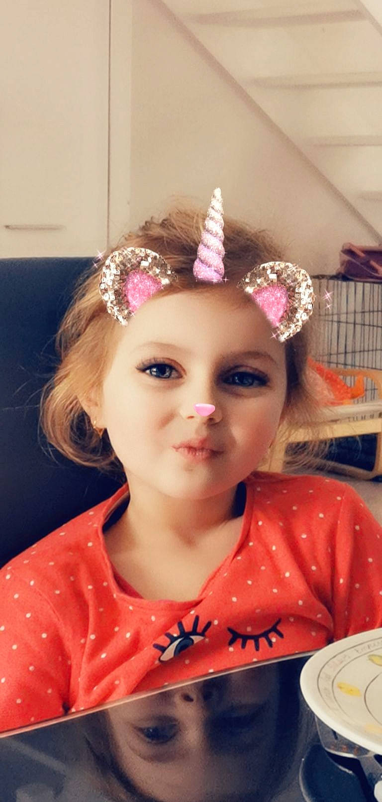 Léna a rejoint le concours — aidez-le/la à gagner de superbes lots ! child, child_model, crown, ear, eyebrow, face, fashion_accessory, forehead, hair, hair_accessory, hairstyle, head, headband, headgear, headpiece, jewellery, person, pink, tiara