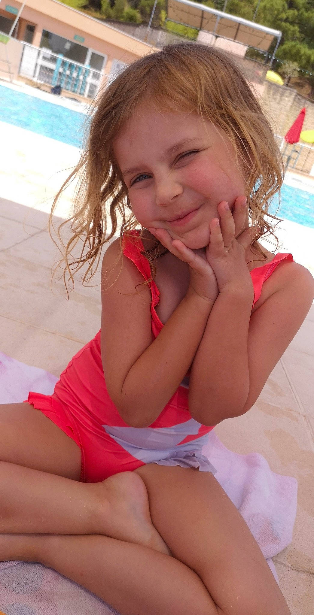 Léna participe au concours pour gagner de l'argent avec cette photo : blond, child, child_model, finger, joy, leg, long_hair, mouth, neck, person, smile, summer, thigh, throat, undergarment, vacation