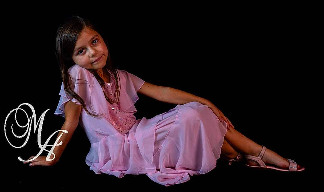 Léa a rejoint le concours — aidez-le/la à gagner de superbes lots ! beauty, black_hair, dress, flash_photography, human, human_body, leg, performance, person, photo_shoot, photography, pink, sitting