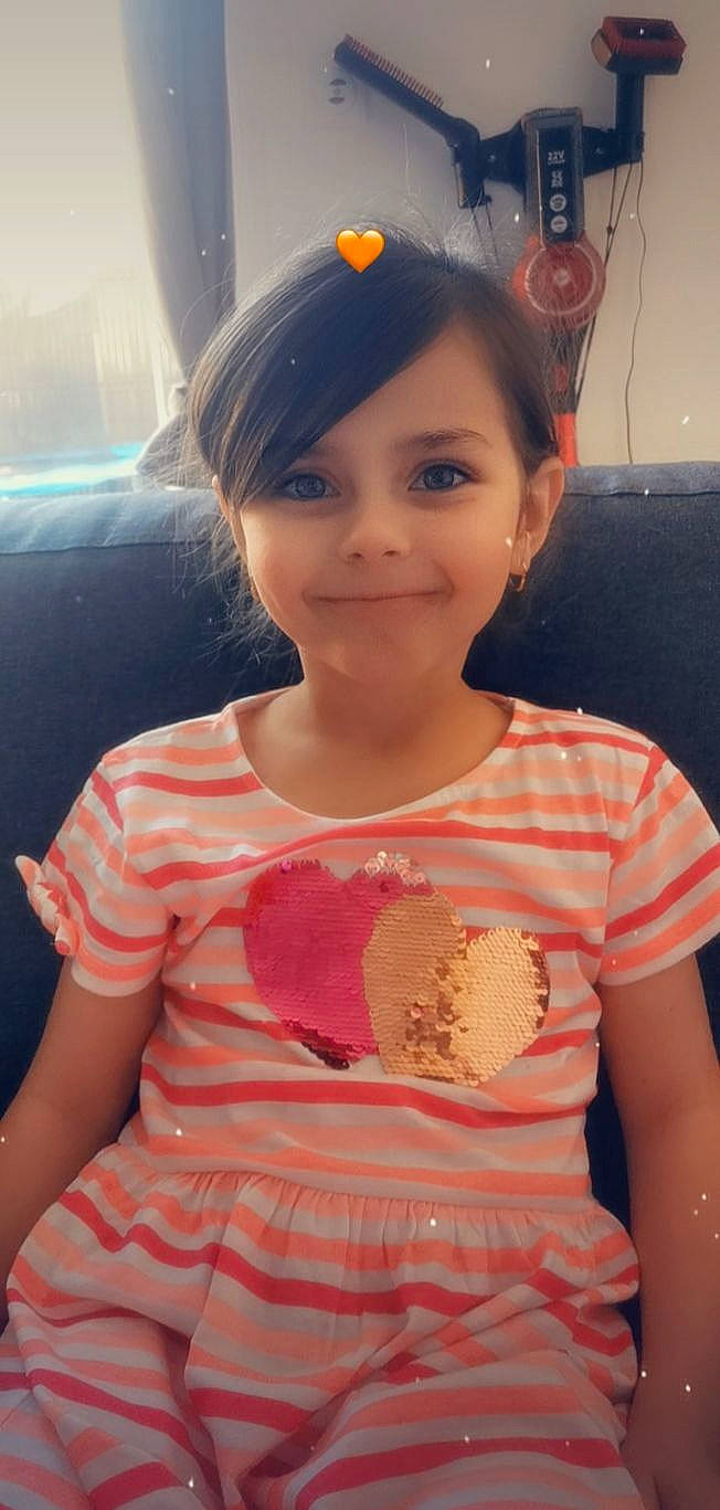 Léa a rejoint le concours — aidez-le/la à gagner de superbes lots ! child, child_model, ear, face, joy, lip, neck, person, pink, skin, smile, textile, toddler