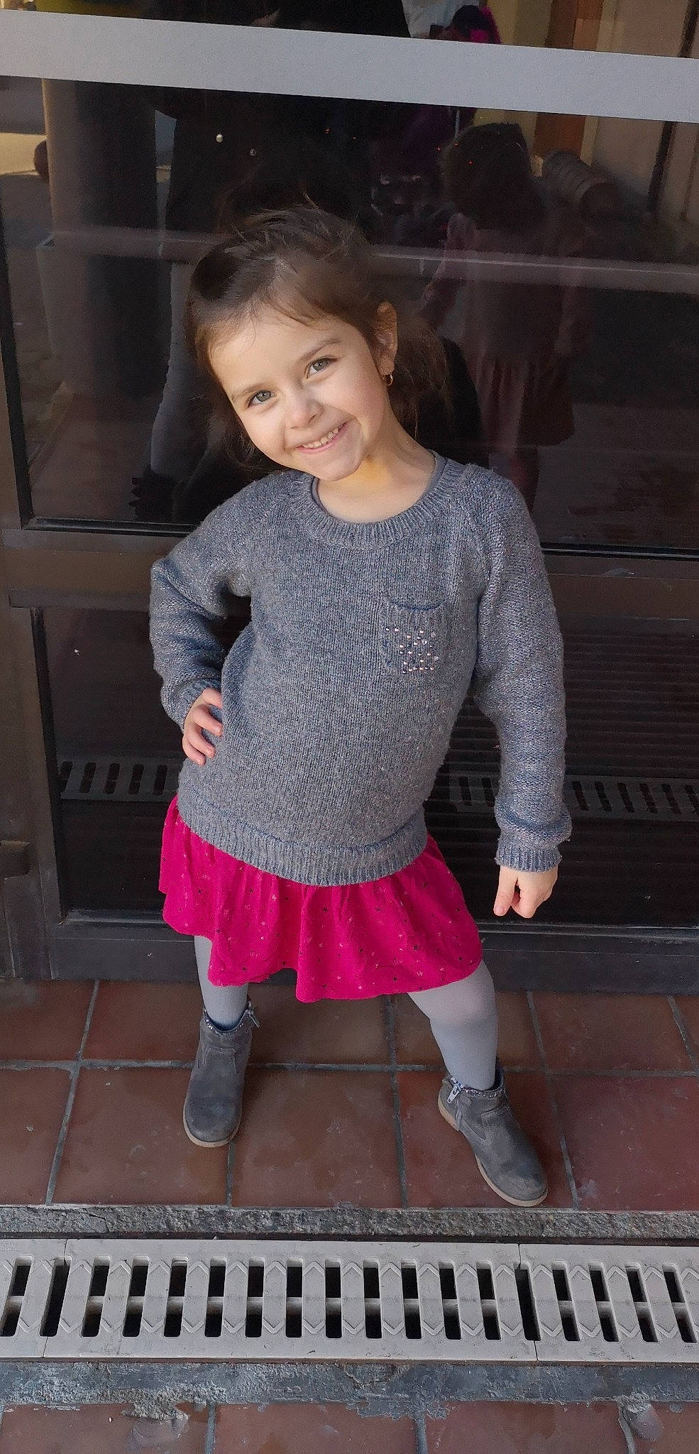 Léa participe au concours pour gagner de l'argent avec cette photo : arm, baby_toddler_clothing, cheek, child, child_model, clothing, joy, knee, leg, person, pink, skin, sleeve, smile, standing, tights, toddler