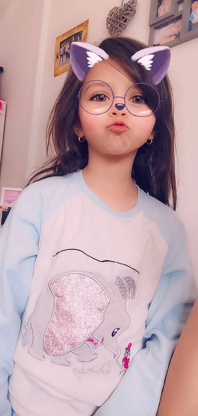 Léa a rejoint le concours — aidez-le/la à gagner de superbes lots ! cheek, cool, ear, eye, eyebrow, eyewear, forehead, glasses, hair, headband, headgear, lip, nose, person, pink, skin, sleeve, smile, t_shirt, vision_care