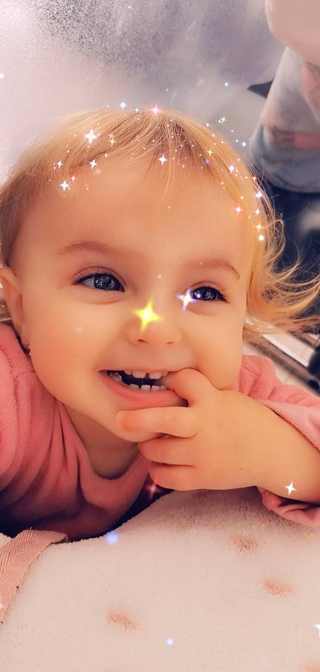 Licia a rejoint le concours — aidez-le/la à gagner de superbes lots ! baby, beauty, cheek, child, chin, close_up, eye, eyebrow, face, facial_expression, finger, forehead, head, iris, lip, mouth, nose, person, skin, smile