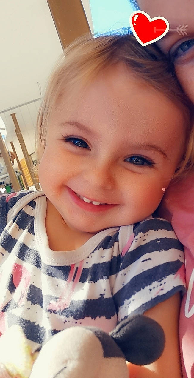 Licia a rejoint le concours — aidez-le/la à gagner de superbes lots ! beauty, blond, cheek, child, chin, eye, eyebrow, face, facial_expression, forehead, hair, hairstyle, head, joy, lip, nose, organ, person, selfie, skin