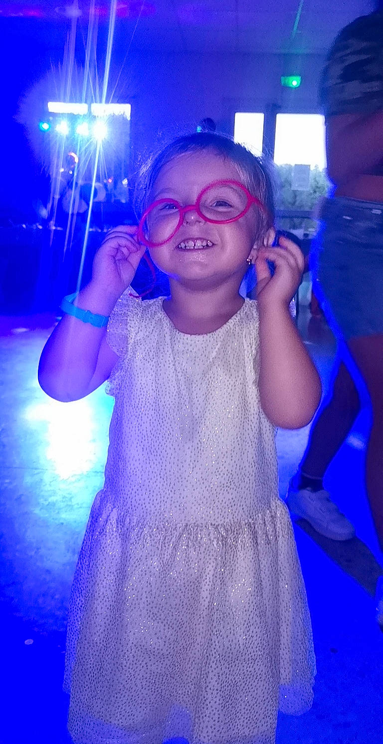 Licia participe au concours pour gagner de l'argent avec cette photo : blue, child, cobalt_blue, cool, electric_blue, eyewear, fun, glasses, light, performance, person, purple, smile, violet