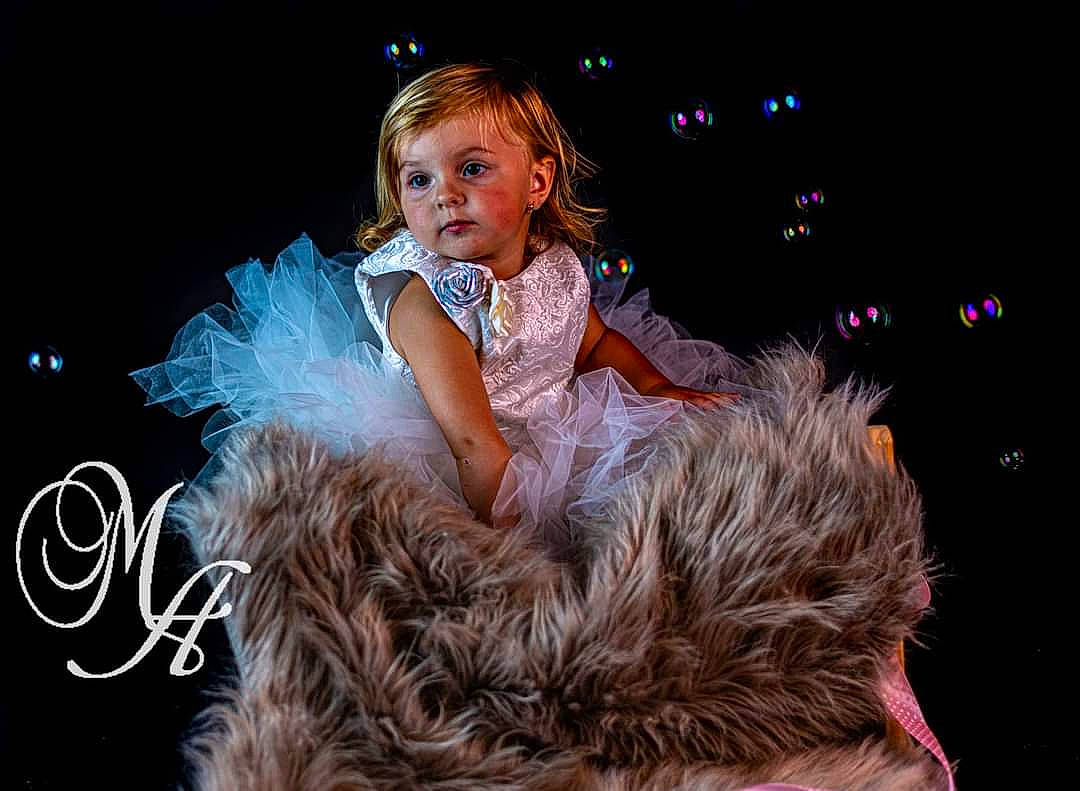 Licia a rejoint le concours — aidez-le/la à gagner de superbes lots ! blond, brown_hair, child, child_model, costume, ear, fashion, fun, fur, hair, hairstyle, human, long_hair, performance, person, photography, smile