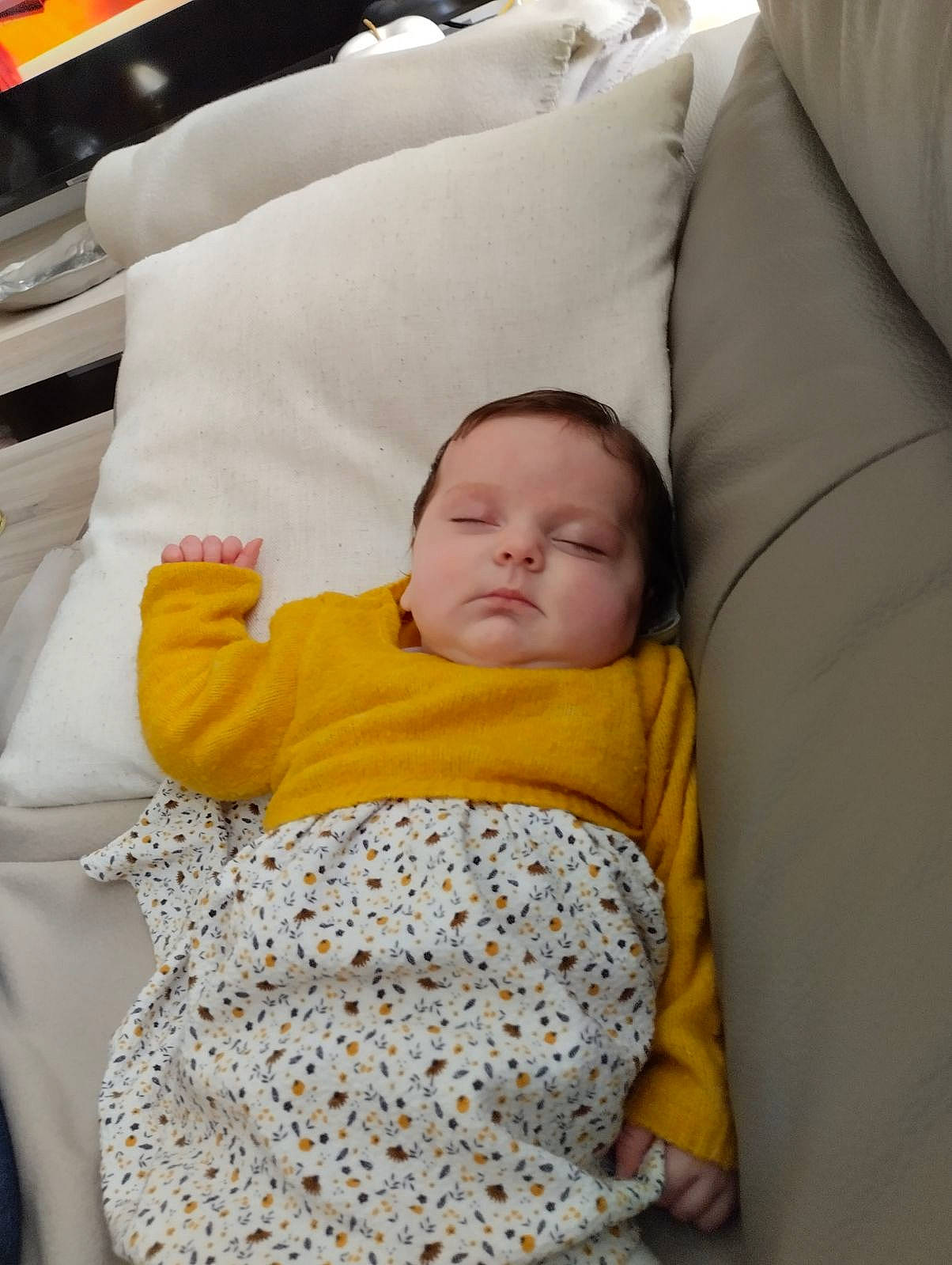 Victoire a rejoint le concours — aidez-le/la à gagner de superbes lots ! baby, baby_products, baby_sleeping, baby_toddler_clothing, bedding, bedtime, child, comfort, couch, face, head, linens, nap, person, product, room, sleep, sleeve, textile, toddler