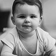 Zélie a rejoint le concours — aidez-le/la à gagner de superbes lots ! baby, infant, face, cute, portrait, black_and_white, tummy, expression, eyes, skin, hair, clothing, child, closeup, indoors, soft_light, crawling, young, person, front_view