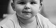 Zélie participe au concours pour gagner de l'argent avec cette photo : baby, infant, face, cute, portrait, black_and_white, tummy, expression, eyes, skin, hair, clothing, child, closeup, indoors, soft_light, crawling, young, person, front_view