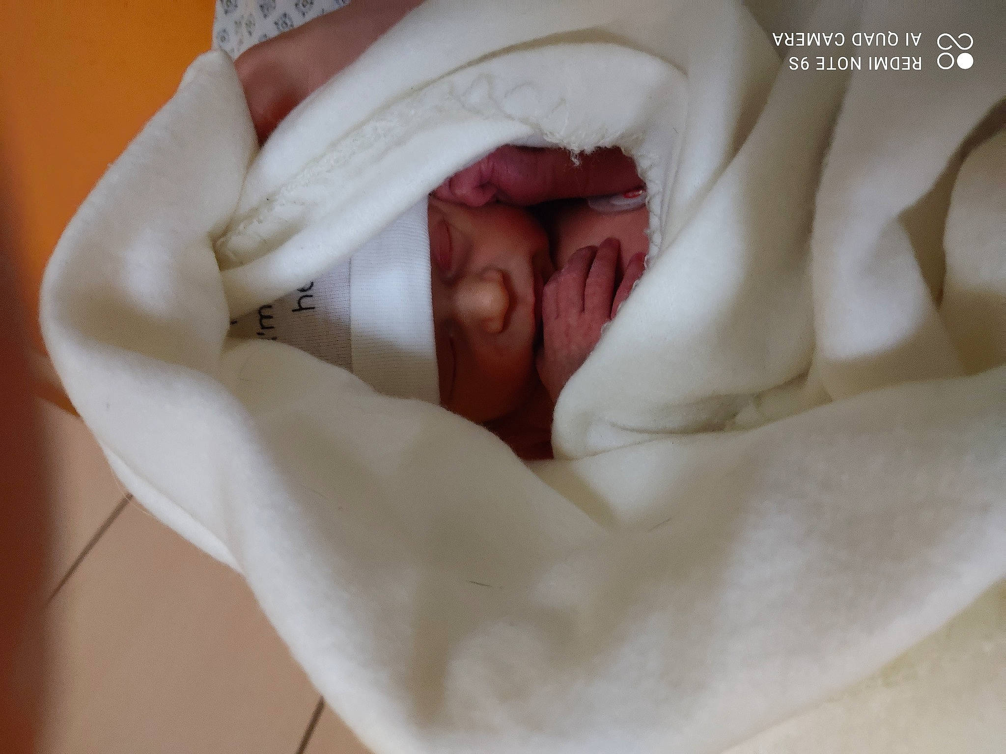 Amélia participe au concours pour gagner de l'argent avec cette photo : baby, carmine, child, comfort, flesh, gesture, headwear, linens, nail, neck, peach, person, petal, sleeve, thumb, toddler