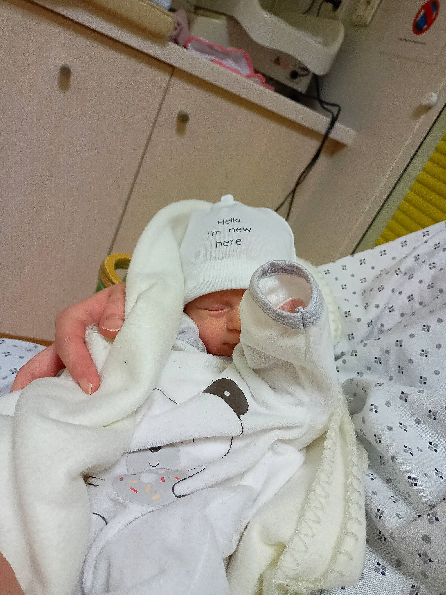 Amélia a rejoint le concours — aidez-le/la à gagner de superbes lots ! baby, baby_products, baby_safety, baby_sleeping, baby_toddler_clothing, cap, child, comfort, event, health_care, hospital, hospital_bed, linens, medical, medical_equipment, person, room, service, sitting, toddler